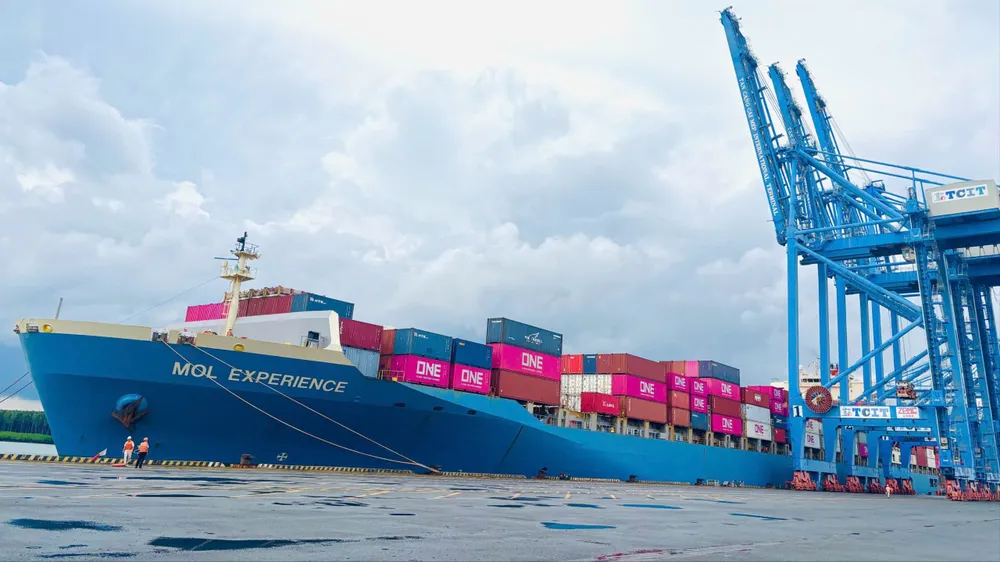 Tàu mẹ MOL EXPERIENCE có tải trọng khoảng 63.000 DWT cập cảng TCIT chiều 29-10