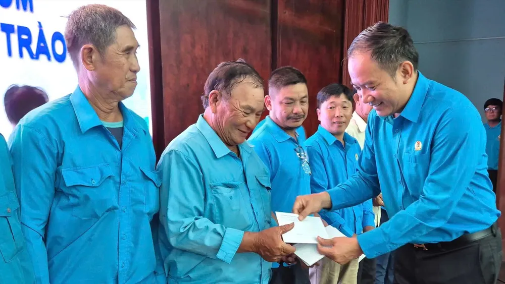 Đại diện lãnh đạo Liên đoàn Lao động TPHCM trao quà cho các đoàn viên nghiệp đoàn xe ôm của Tổ công tác quản lý địa bàn số 7