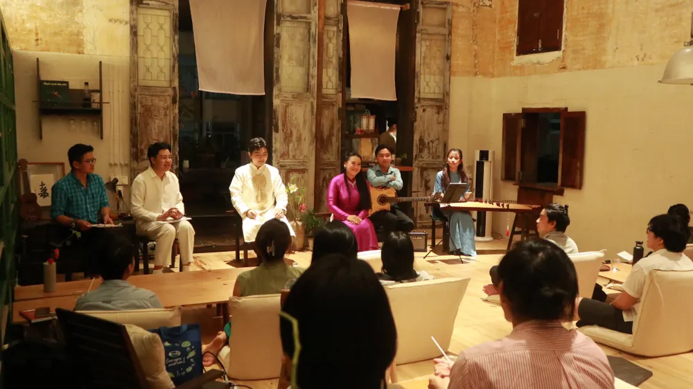 Một đêm nhạc do Hội Ca cầm tổ chức tại một quán cà phê ở tầng 3, chung cư 26 đường Lý Tự Trọng (phường Sài Gòn, TPHCM)
