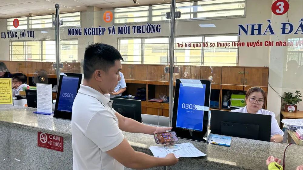 Người dân đến làm thủ tục về nhà đất tại Trung tâm Phục vụ hành chính phường Gò Vấp, TPHCM. Ảnh: THANH HIỀN