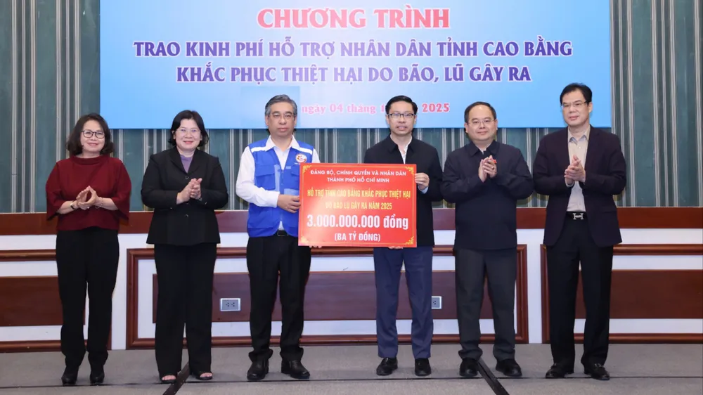 Đồng chí Nguyễn Phước Lộc, Phó Bí thư Thành ủy, Chủ tịch Ủy ban MTTQ Việt Nam TPHCM, trao hỗ trợ nhân dân tỉnh Cao Bằng khắc phục thiệt hại do bão lũ. Ảnh: QUANG PHÚC