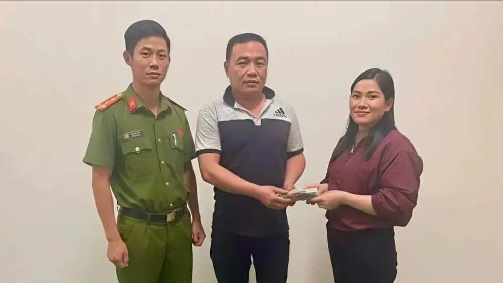 Chị Loan trao trả 150 triệu đồng cho người đánh mất trước sự chứng kiến của công an