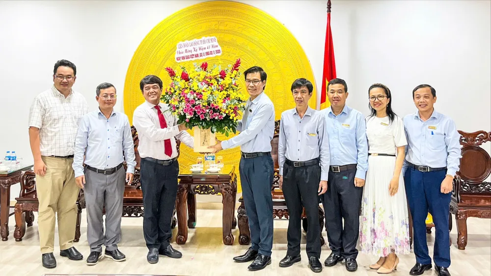 Đồng chí Bùi Thanh Nhân thăm, chúc mừng Trường Đại học Tôn Đức Thắng