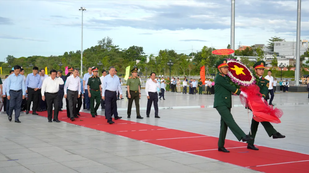 Tổng Bí thư Tô Lâm dâng hoa Tượng đài Bác Hồ ở đặc khu Phú Quốc