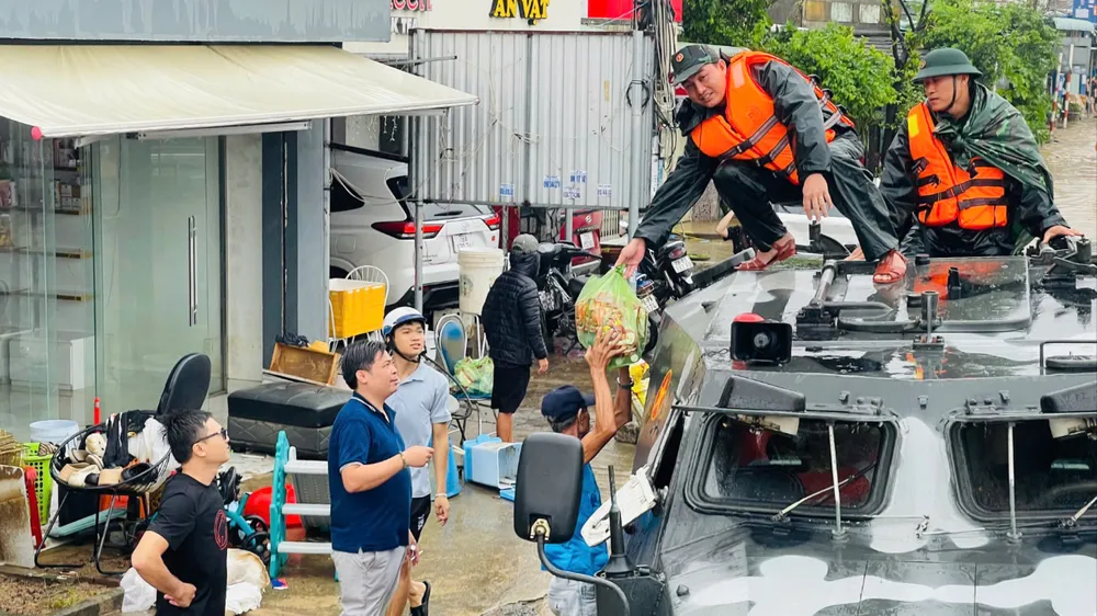 Lực lượng chức năng tiếp tế nhu yếu phẩm cho người dân