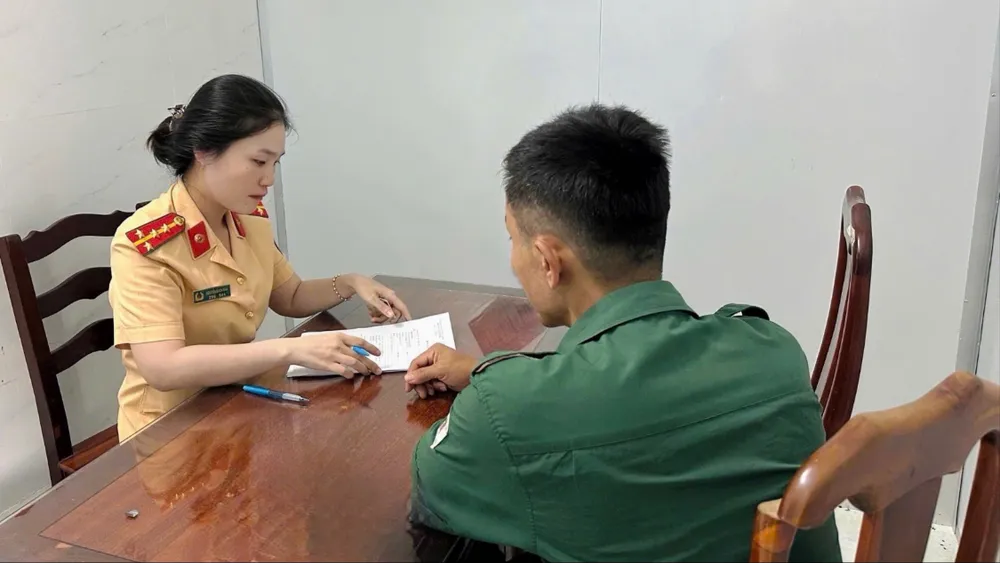 CSGT làm việc với tài xế B.