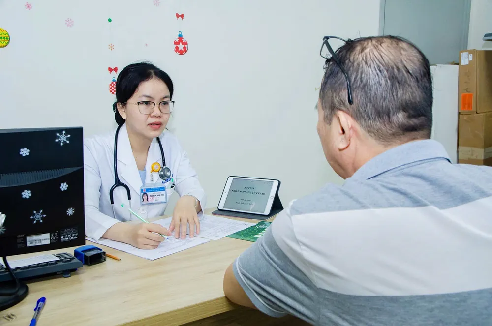 Bác sĩ Bệnh viện An Bình đang thăm khám cho người bệnh mắc sa sút trí tuệ