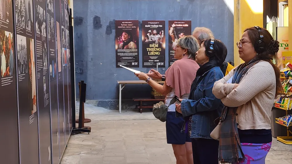 Khách du lịch quốc tế tham quan di tích nhà tù Hỏa Lò tại Hà Nội