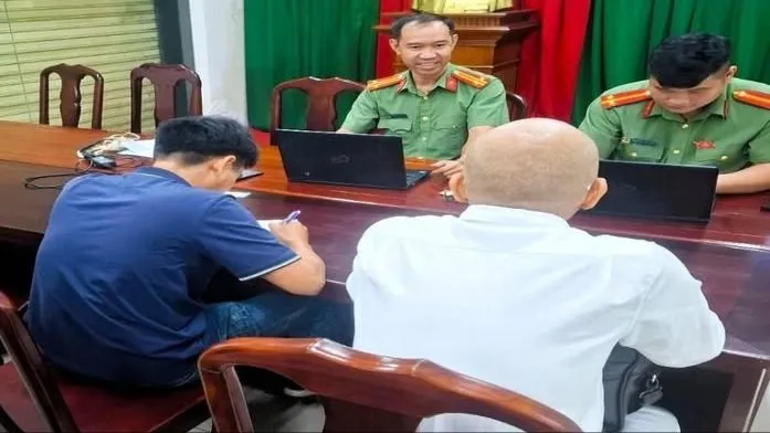 Công an tỉnh Đồng Nai làm việc với D.M.T. (áo tối màu bên trái) về bình luận nội dung sai sự thật việc sáp nhập các đơn vị hành chính. Ảnh: CACC