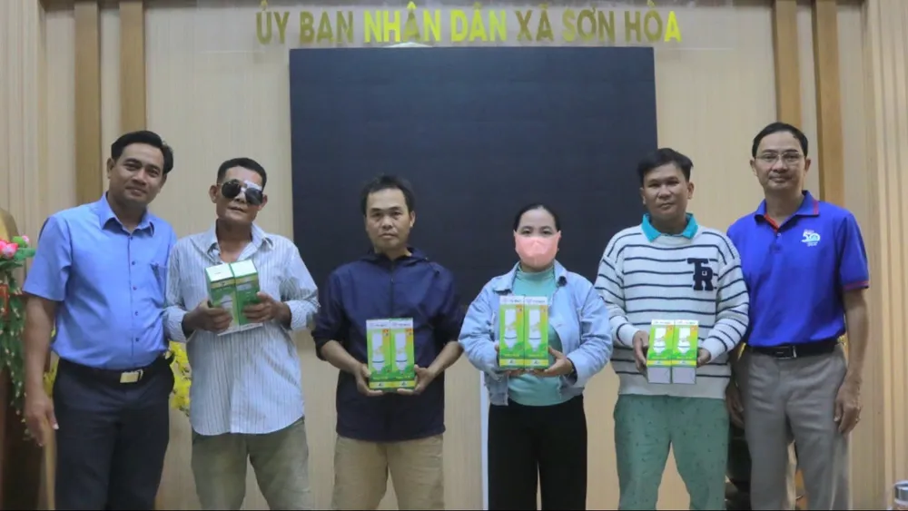 Người dân xã Sơn Hòa nhận bóng đèn chiếu sáng