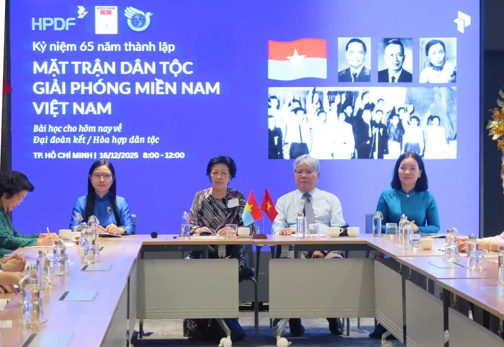 Ban điều hành buổi tọa đàm. Ảnh: THỤY VŨ