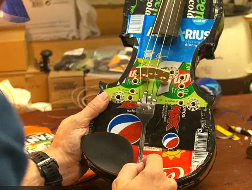 Đàn guitar được chế tạo từ các loại rác thải Ảnh: EURONEWS