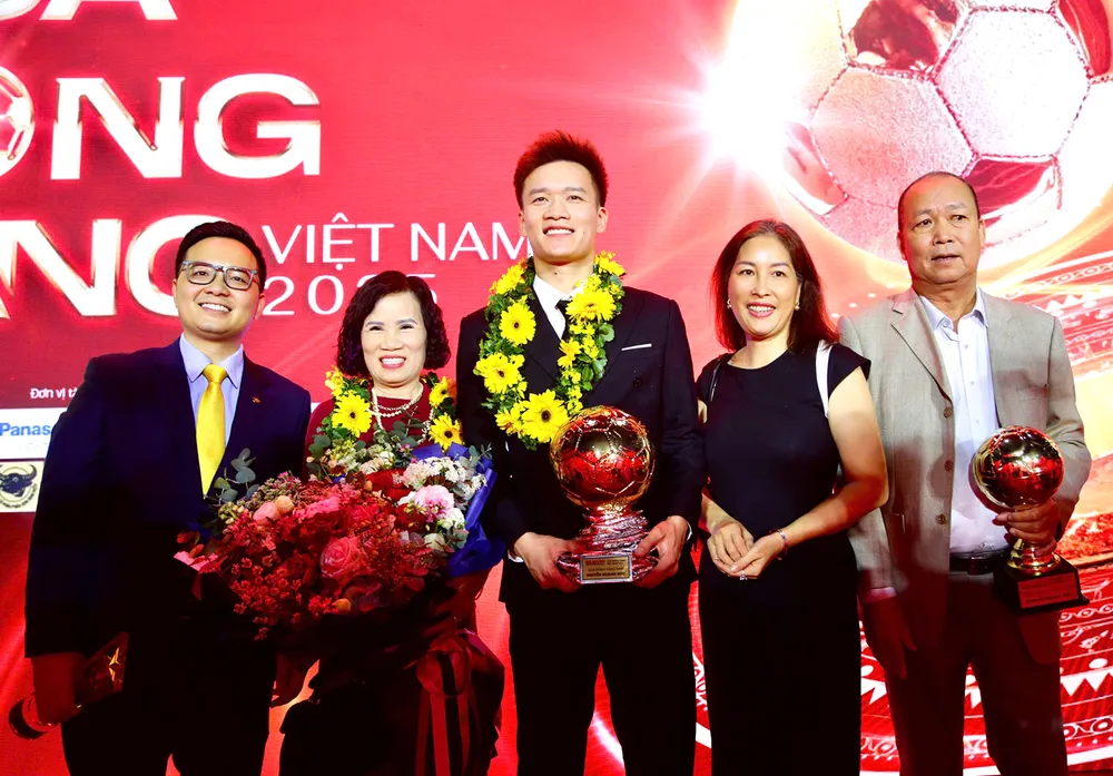 Gia đình là điểm tựa của Quả bóng vàng nam Việt Nam 2025 Hoàng Đức. Ảnh: DŨNG PHƯƠNG
