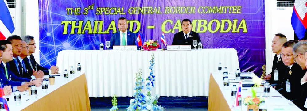 Bộ trưởng Quốc phòng Thái Lan Natthapon Nakpanich (phải) và Phó Thủ tướng kiêm Bộ trưởng Quốc phòng Campuchia Tea Seiha ký kết thỏa thuận ngừng bắn. Ảnh: Xinhua