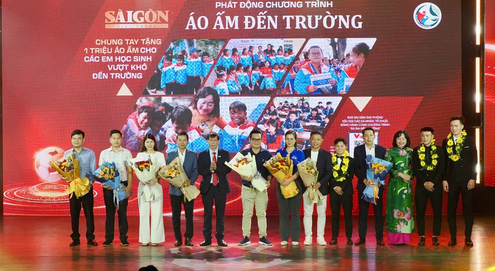 Báo SGGP tặng hoa các nhà tài trợ đầu tiên đồng hành với chương trình Áo ấm đến trường