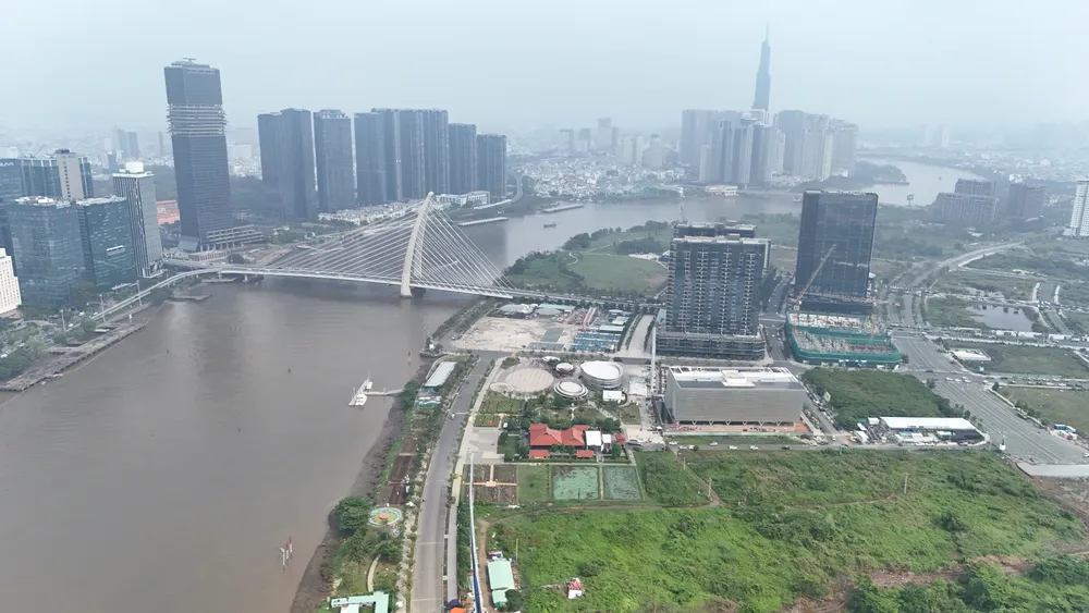 Khu đô thị mới Thủ Thiêm sẽ trở thành điểm kết nối giao thông của thành phố. ẢNH: MẠNH THẮNG