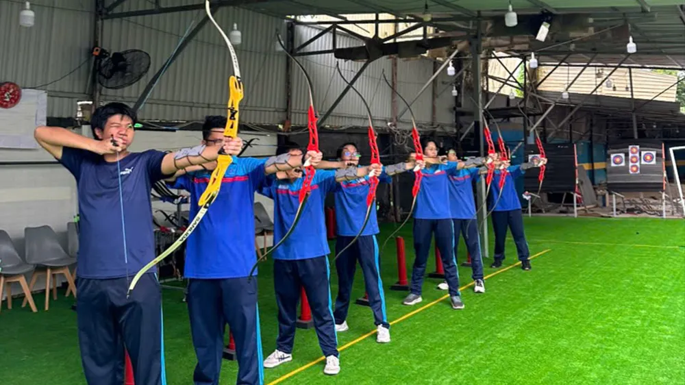 Các thành viên CLB bắn cung Trung tâm Cung ứng dịch vụ công phường Tân Thuận (TPHCM) tập luyện