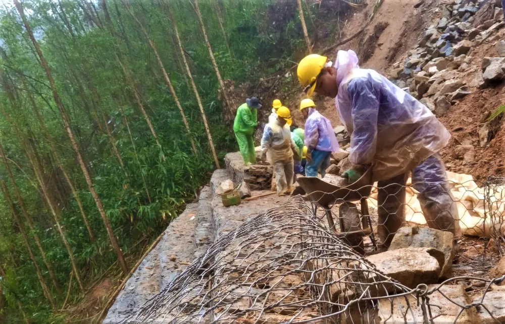 Khẩn cấp khắc phục sạt lở trên quốc lộ 49 từ trung tâm TP Huế đi các xã miền núi phía Tây