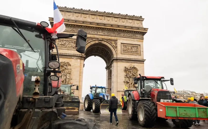 Nông dân đưa máy kéo đến Khải Hoàn Môn ở thủ đô Paris, Pháp, phản đối thỏa thuận thương mại. ẢNH: BENJAMIN GIRETTE/BLOOMBERG