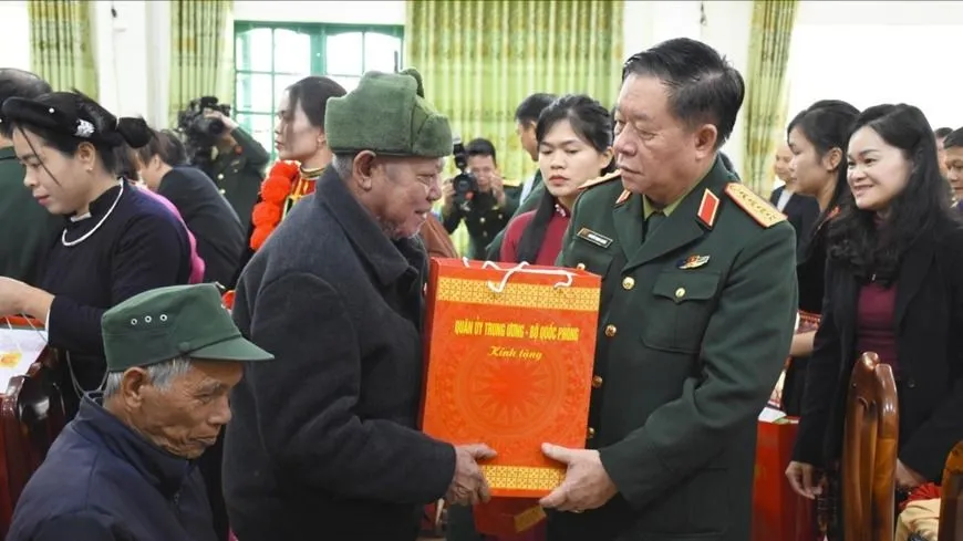 Đại tướng Nguyễn Trọng Nghĩa trao quà tặng các gia đình chính sách, người có công trên địa bàn tỉnh Cao Bằng. Ảnh: QĐND 