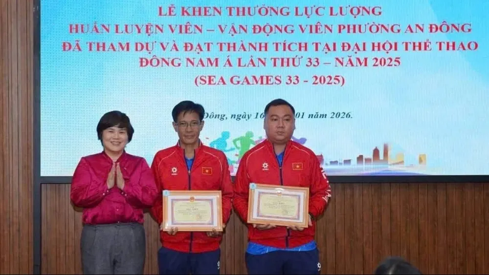 Phường An Đông khen thưởng các HLV của đội tuyển Teqball Việt Nam dự SEA Games 33 