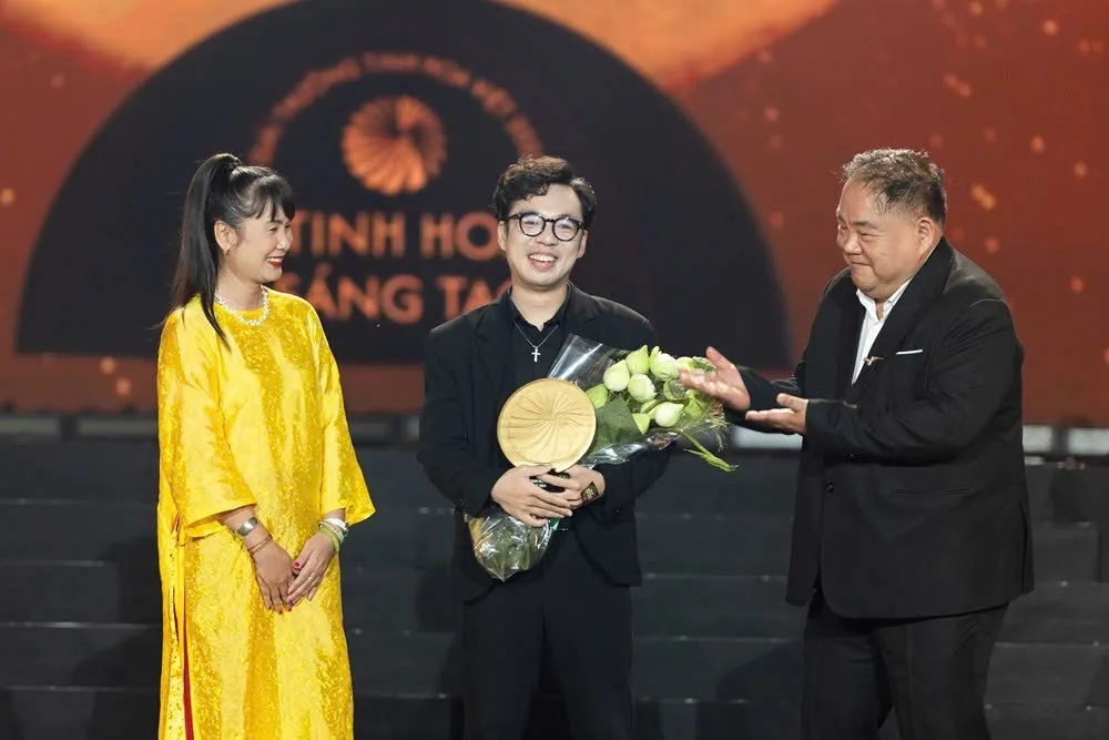 Ông Trần Minh Hoàng, Giám đốc Kinh doanh "Chào Show" nhận giải thưởng từ ban tổ chức