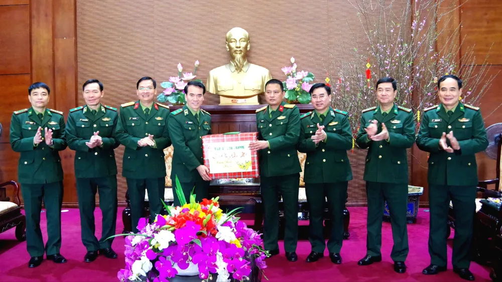 Trung tướng Vũ Trung Kiên và đoàn công tác tặng quà, chúc tết cán bộ, chiến sĩ Bộ Chỉ huy Quân sự tỉnh Hà Tĩnh