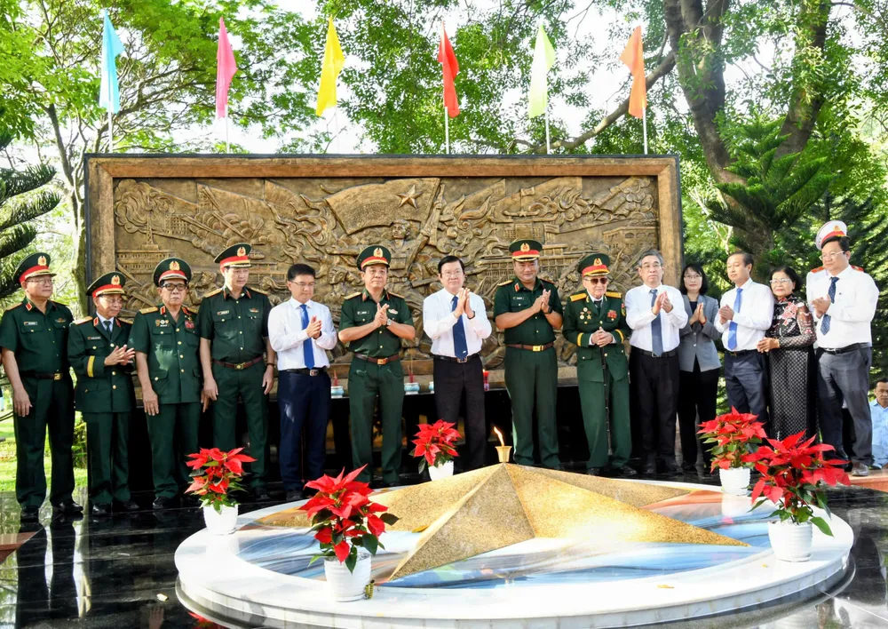 Các đại biểu dự Lễ khánh thành Bia tưởng niệm cán bộ, chiến sĩ Biệt động Sài Gòn-Gia Định vào sáng 4-1-2026 