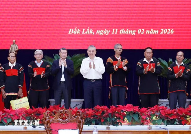 Tổng Bí thư Tô Lâm tặng quà cho các già làng, trưởng buôn tiêu biểu của tỉnh Đắk Lắk. Ảnh: TTXVN