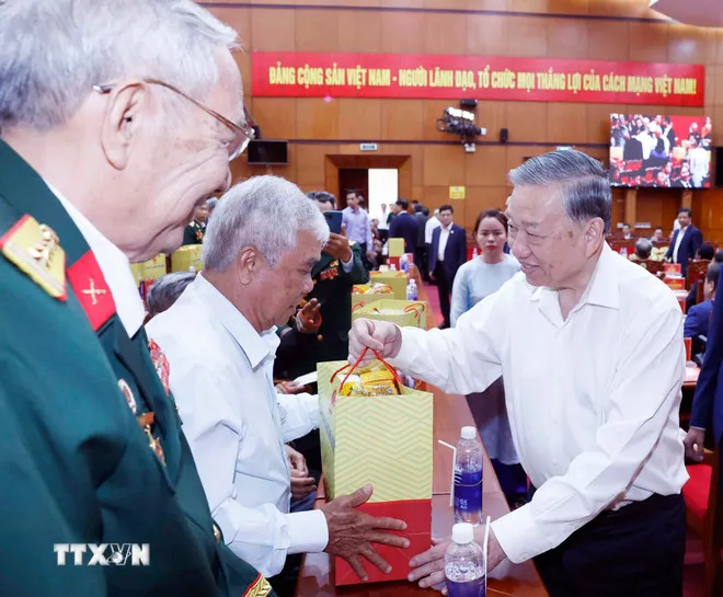 Tổng Bí thư Tô Lâm tặng quà cho đại diện gia đình chính sách, người có công. Ảnh: TTXVN