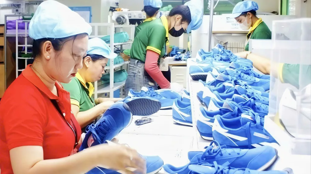 Công nhân làm việc tại Công ty cổ phần Đầu tư và sản xuất công nghiệp Lefaso Trà Vinh, xã Trà Cú, tỉnh Vĩnh Long. Ảnh: TÍN HUY