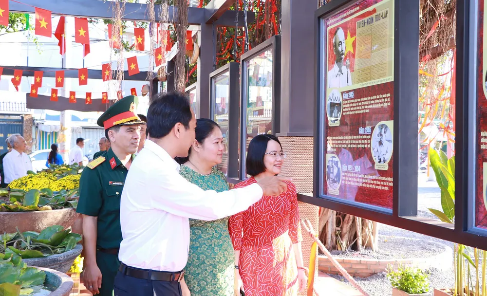 Tham quan, tìm hiểu Không gian văn hóa Hồ Chí Minh tại Công viên Nguyễn Tư Nghiêm (phường Bình Trưng). Ảnh: VĂN NGÔ