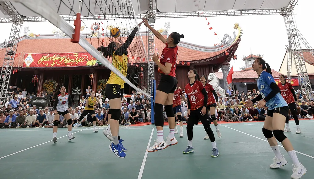 Màn so tài giữa hai đội bóng nữ VTV Bình Điền Long An (trái) và Ngân hàng Công thương ở Hội làng Quan Độ (Bắc Ninh) năm 2026. Ảnh: DŨNG PHƯƠNG