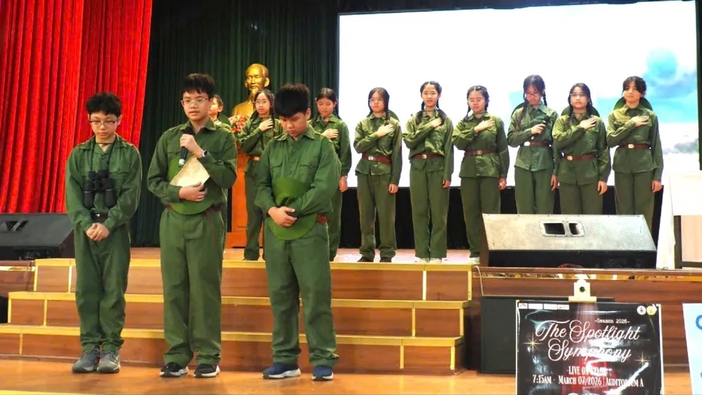 Học sinh lớp 7A5 với tiết mục tái hiện sự kiện lịch sử 10 nữ TNXP hy sinh tại ngã ba Đồng Lộc 