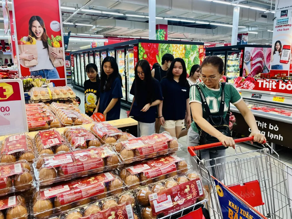 Người tiêu dùng mua thực phẩm tại một siêu thị ở phường Tây Thạnh, TPHCM. Ảnh: THI HỒNG