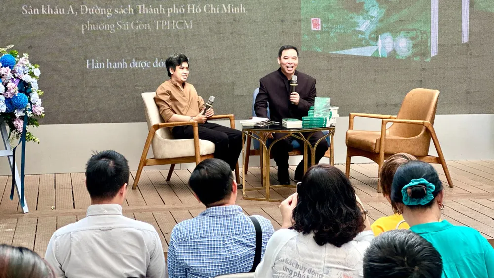 Nhà văn Dương Bình Nguyên (phải) giao lưu với bạn đọc tại Đường sách TPHCM nhân dịp trở lại văn đàn với tiểu thuyết Gió vẫn thổi qua rừng nhiệt đới