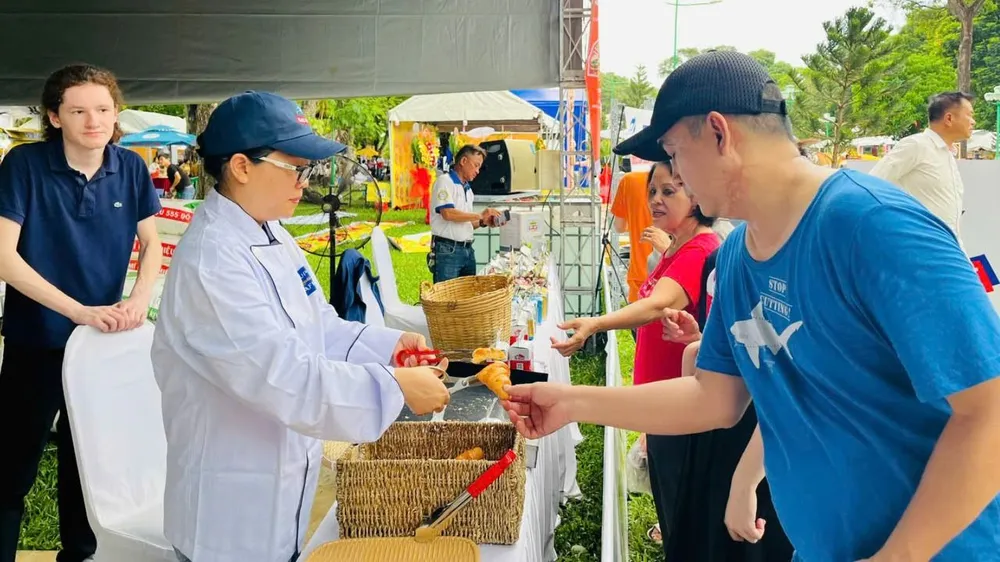  Du khách dùng thử các loại bánh mì tại Lễ hội bánh mì ở TPHCM