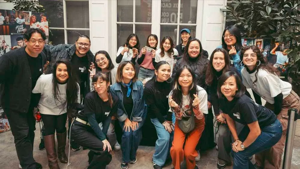 Linda Nguon (hàng đầu, thứ ba từ trái sang) tại một sự kiện ở Paris, Pháp. Ảnh: VIETCETERA