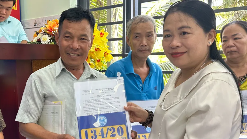 Người dân tại xã Bình Chánh, TPHCM được tặng biển số nhà. Ảnh: THANH HIỀN