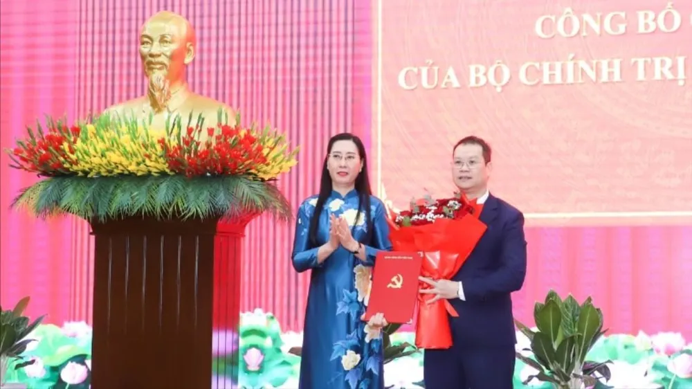 Đồng chí Nguyễn Mạnh Hùng nhận quyết định của Bộ Chính trị