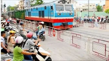 TPHCM cương quyết xử lý dứt điểm các lối đi tự mở qua đường sắt