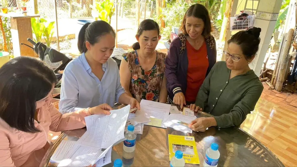 Bà Trần Ngọc Diệp (bìa phải), Bí thư Chi bộ ấp Liên Sơn, xã Châu Đức sinh hoạt với chị em phụ nữ trong ấp. Ảnh: TRÚC GIANG