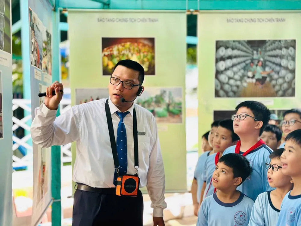 Các em học sinh Trường Tiểu học Nguyễn Văn Lịch (phường Linh Xuân) nghe thuyết minh về chuyên đề “Người chiến sĩ hôm nay”