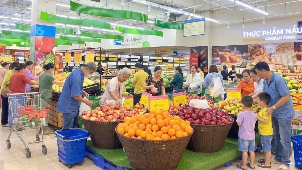 Đông đảo người dân mua hàng tại siêu thị Co.opmart. Ảnh: Minh Xuân