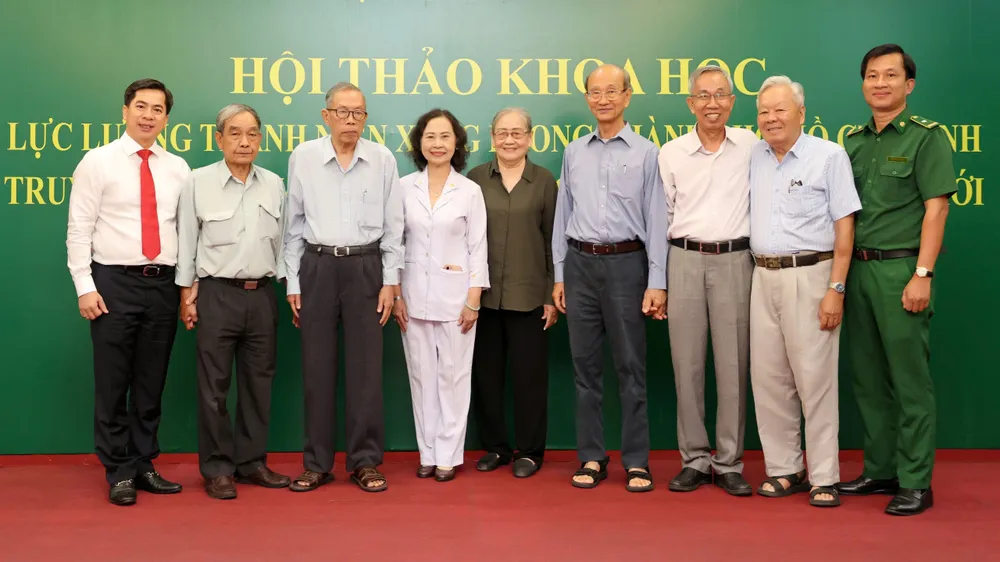 Trung tướng Võ Viết Thanh (thứ 4 từ phải qua) gặp gỡ đồng đội và cán bộ hiện tại của Lực lượng TNXP TPHCM. Ảnh: THU HOÀI