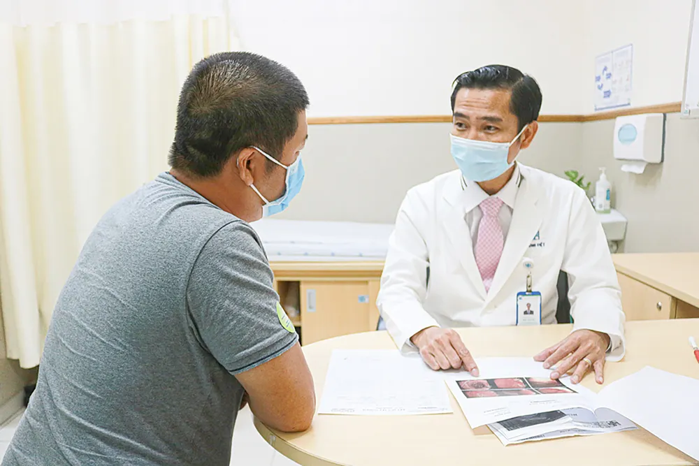 TS-BS Ung Văn Việt, Phó Trưởng khoa Ngoại tiêu hóa Bệnh viện Đại học Y Dược TPHCM, thăm khám cho người bệnh