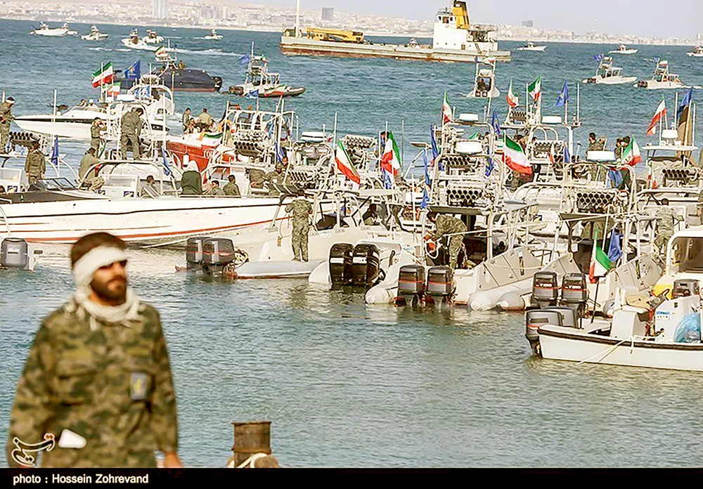 Binh sĩ Iran kiểm soát eo biển Hormuz. Ảnh: TASNIM