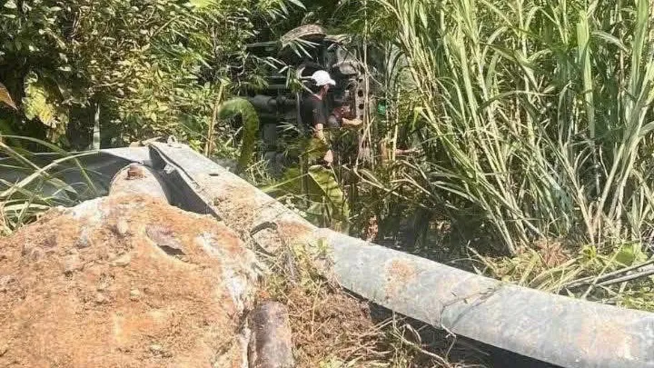 Hình ảnh xe ô tô bên dưới vực sâu