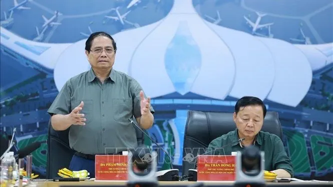 Thủ tướng Phạm Minh Chính làm việc với các đơn vị thi công dự án Cảng hàng không quốc tế Long Thành (Đồng Nai). Ảnh: TTXVN