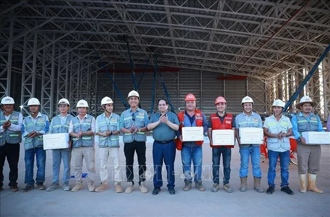 Thủ tướng Phạm Minh Chính tặng quà các đơn vị thi công dự án Cảng hàng không quốc tế Long Thành (Đồng Nai). Ảnh: TTXVN